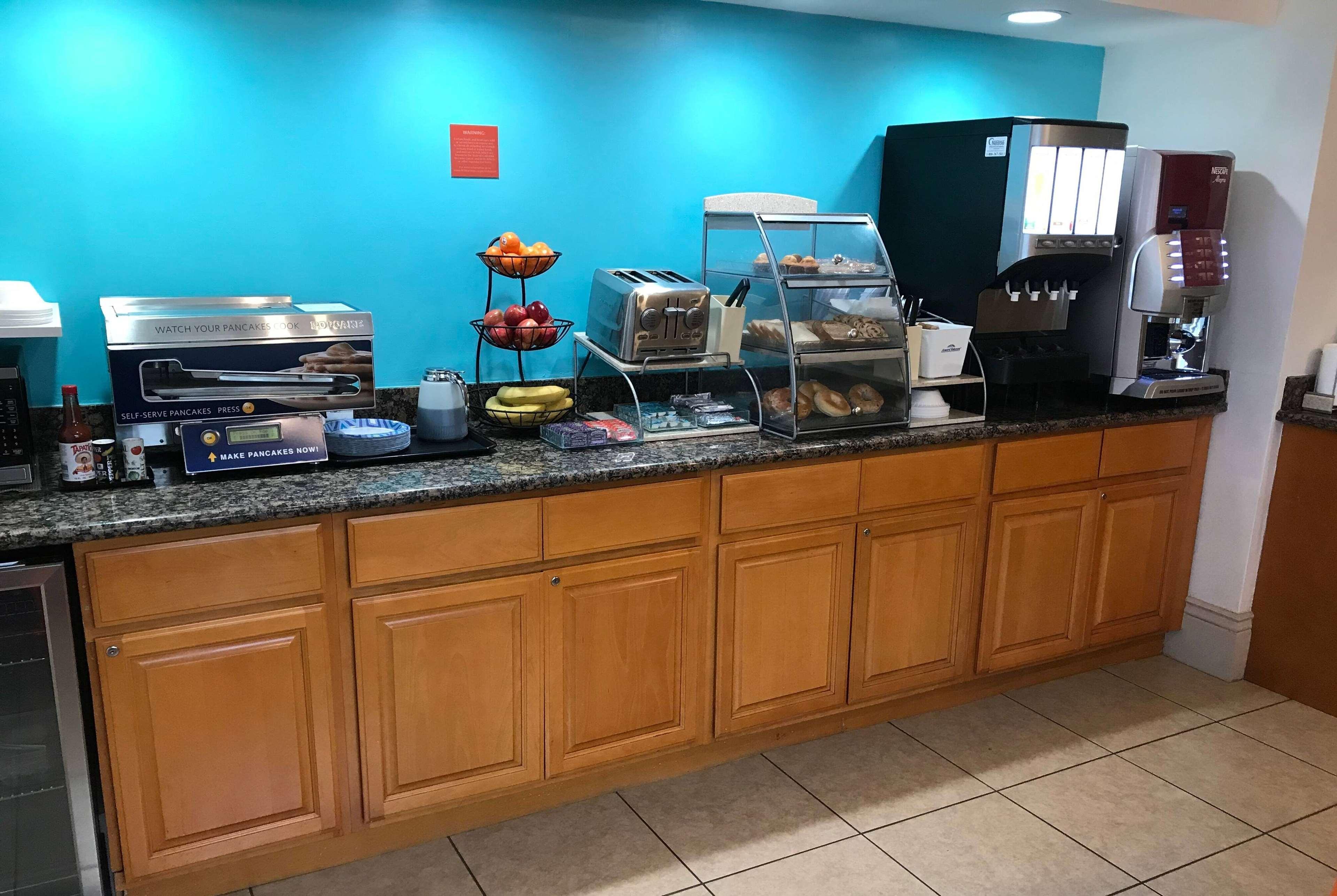Howard Johnson By Wyndham Salinas Ngoại thất bức ảnh
